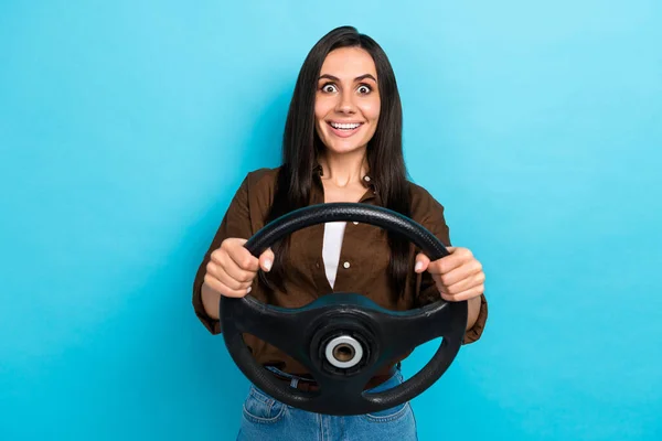 明るい女性の写真は茶色のシャツを着て車を運転孤立青の色の背景 — ストック写真