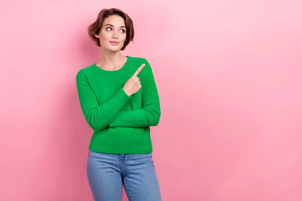 Фото Чарівної Молодої Маркетингової Жінки Промоутер Носить Зелений Джемпер Виглядає — стокове фото