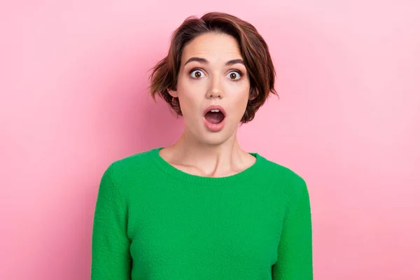 Porträtt Ung Flickvän Bära Grön Pullover Öppen Mun Mållös Stirrar — Stockfoto