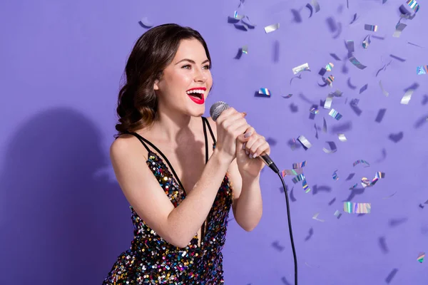 Fotografie Rozkošná Lesklá Dáma Nosit Flitry Šaty Usmívající Zpěv Karaoke — Stock fotografie