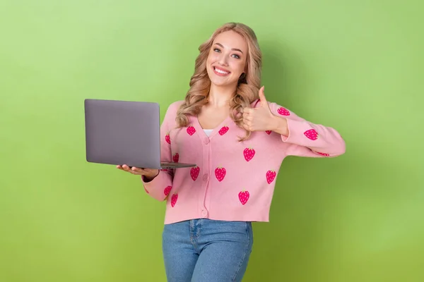 写真の魅力的な陽気な女性ホールド使用ネットブック実証親指アップフィードバック隔離された緑の色の背景 — ストック写真