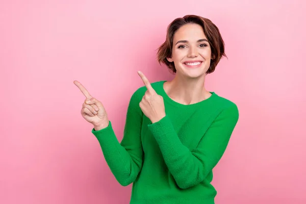 Photo Lovely Cute Girl Wear Green Clothes Arms Demonstrates Empty — Stock Photo, Image