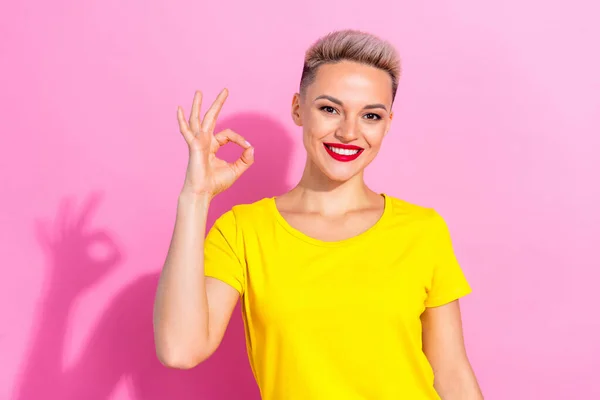 陽気で愛らしい女性の腕の指の肖像画は ピンク色の背景に隔離されたキーシンボルを示しています — ストック写真