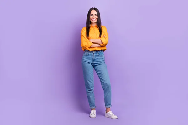 フルサイズ写真の陽気かわいい女性ストレートヘアドアオーバーサイズシャツ立って腕交差絶縁上紫色の背景 — ストック写真