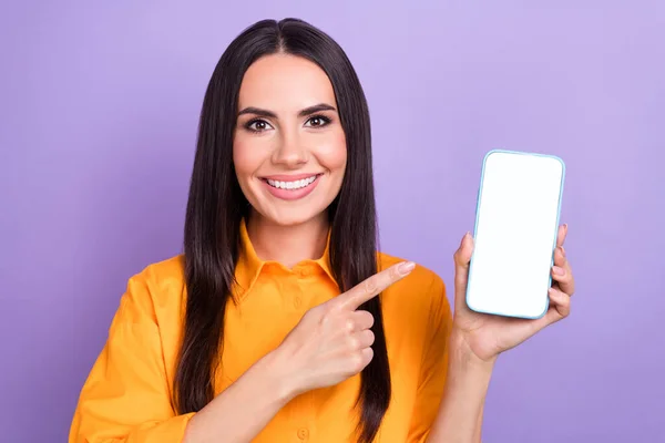 Olumlu Kız Portresi Uzun Saç Stili Akıllı Telefon Ekranında Beliren — Stok fotoğraf
