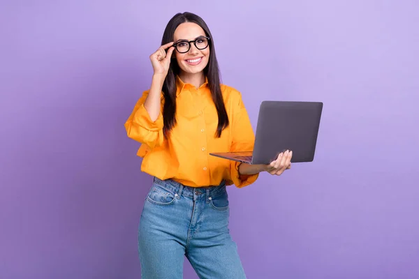 インテリジェントな満足女性の長い髪型の肖像はオーバーサイズのシャツのタッチガラスは 紫の色の背景に隔離されたノートパソコンを保持 — ストック写真