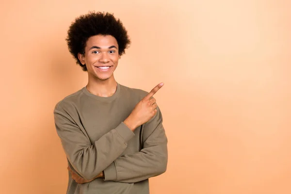 Portret Van Optimistisch Knappe Jonge Persoon Afro Kapsel Gekleed Kaki — Stockfoto
