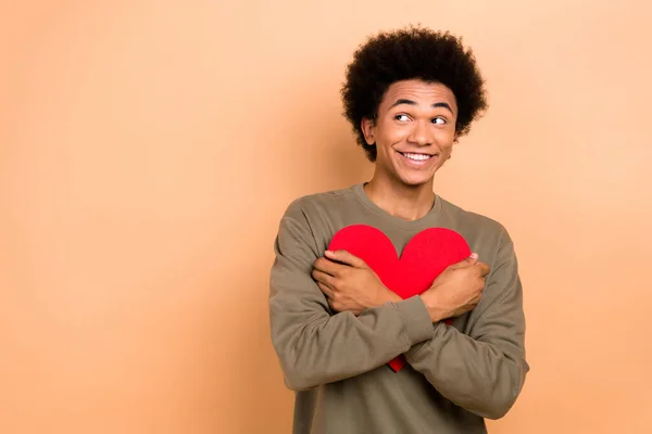 Портрет Позитивно Мыслящего Молодого Человека Руки Обнимают Красную Бумагу Сердце — стоковое фото