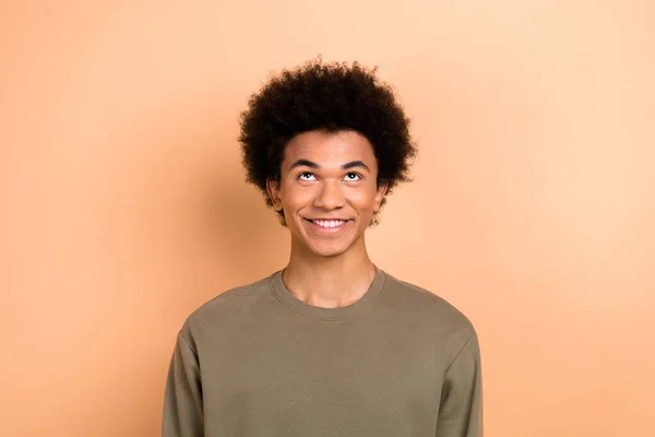 Porträtt Glad Ung Person Med Afro Frisyr Bära Khaki Skjorta — Stockfoto
