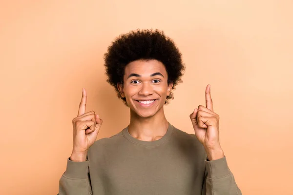 Keyifli Dişlek Afro Saçlı Haki Renk Gömlekli Birinin Portresi Bej — Stok fotoğraf