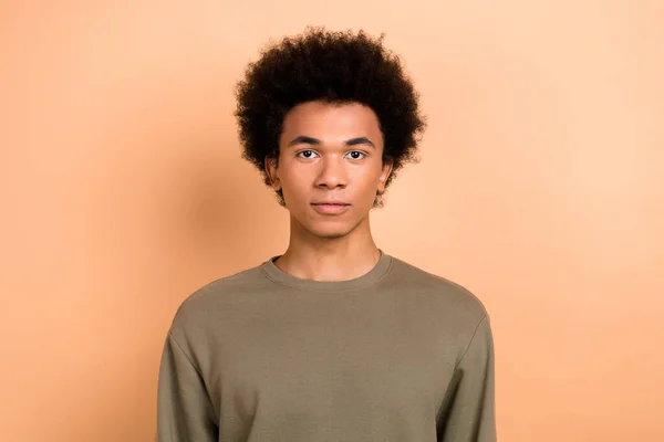 Foto Guapo Agradable Optimista Joven Positivo Con Afro Peinado Vestido — Foto de Stock