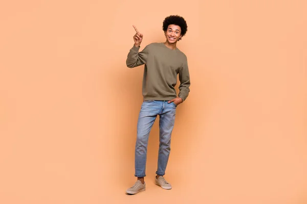 Full Kroppslängd Foto Ung Man Bära Trendiga Outfit Annons Visar — Stockfoto