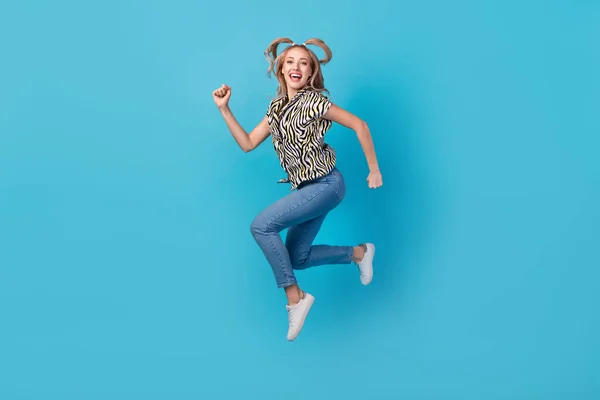 Teljes Méretű Testkép Funky Lány Futó Haj Fel Lófarok Modell — Stock Fotó