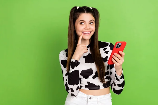 Foto Senhora Complicado Bonito Usar Camisa Pele Vaca Texting Dispositivo — Fotografia de Stock
