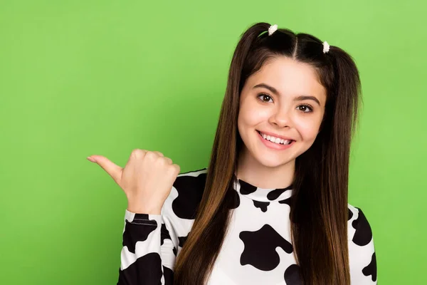 Photo Cheerful Positive Lady Wear Cow Skin Shirt Pointing Thumb — Stock Photo, Image