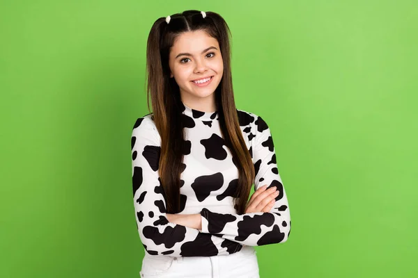 可愛い自信のある女性の写真は牛の皮のシャツ笑顔腕を交差隔離された緑の背景 — ストック写真