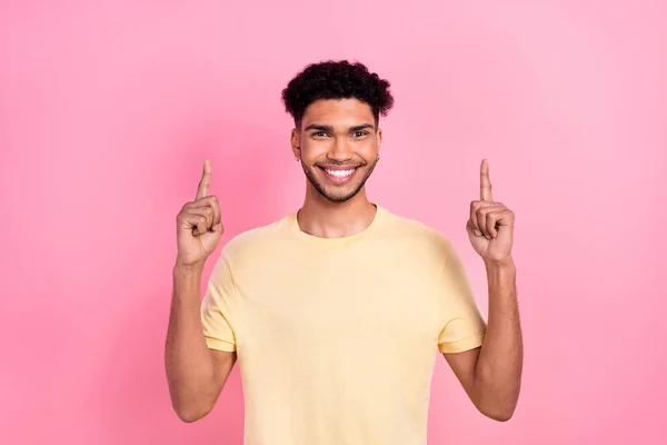 若い多民族の学生の肖像男性直接指アップ空のスペースは黄色のシャツ孤立ピンク色の背景を着用 — ストック写真