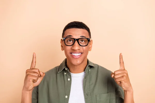 Fotografie Pozitivní Veselý Pohledný Chlap Oblečený Khaki Košile Brýle Režie — Stock fotografie