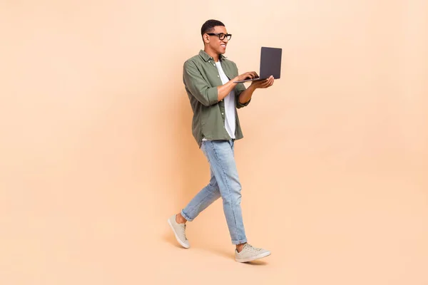 낙천적 남성의 스타일 바지를 노트북을 베이지 배경에 고립된 공간으로 — 스톡 사진