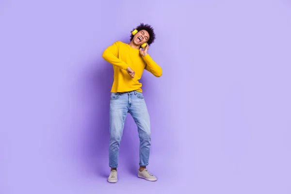 Ganzkörperbild Aktive Junge Mann Haben Spaß Hören Drahtlose Apple Airpods — Stockfoto