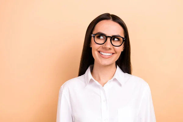 Foto Jovens Satisfeito Latino Empresária Usar Óculos Formal Elegante Camisa — Fotografia de Stock