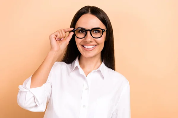 Foto Sorrir Positivo Empresária Toque Óculos Desgaste Branco Elegante Camisa — Fotografia de Stock