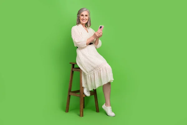 Çekici Yaşlı Kadının Tam Boy Fotoğrafı Tahta Sandalye Yorumcusu Yeşil — Stok fotoğraf