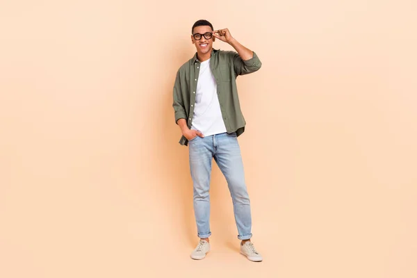 Plná Délka Fotografie Pozitivní Pěkný Mladý Muž Rameno Dotykové Brýle — Stock fotografie