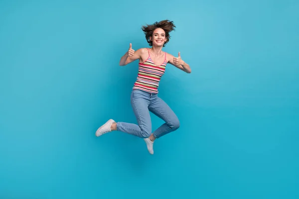 Retrato Corpo Inteiro Excitado Despreocupado Senhora Saltando Tem Bom Humor — Fotografia de Stock