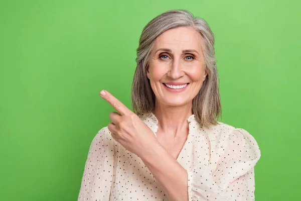 可爱的退休女士指尖空旷的照片肖像 穿着时髦的白色套装 背景为绿色 — 图库照片