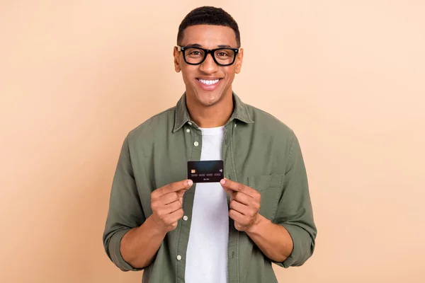 Portrét Chytré Pozitivní Spokojený Muž Nosit Brýle Stylové Tričko Hold — Stock fotografie