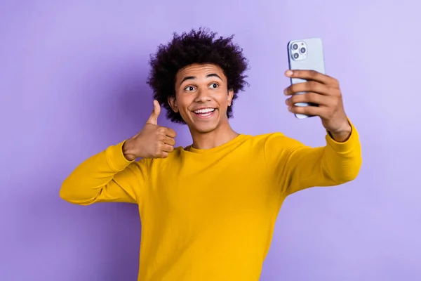 Foto Van Vrolijke Knappe Man Houd Smart Phone Maken Selfie — Stockfoto