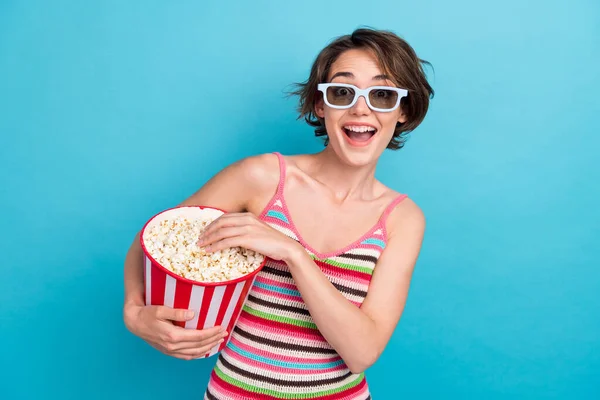 Photo Overjoyed Cheerful Girl Hold Big Popcorn Box Enjoy Watching — Stock Photo, Image