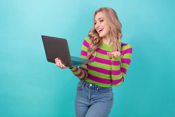 乐观而有趣的女孩穿着时髦的衣服 在蓝色背景的摄像头上与笔记本电脑对话 — 图库照片