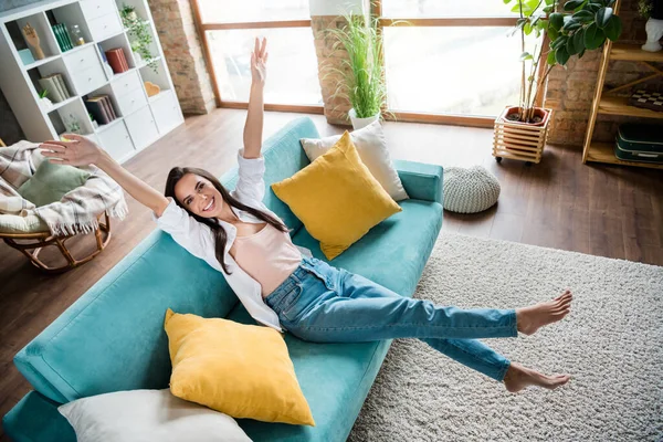 Fotografie Krásné Pozitivní Dáma Vychutnat Dovolenou Sedí Pohodlné Pohovce Moderním — Stock fotografie