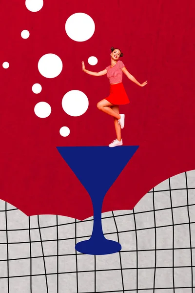 縦コラージュイメージのミニ正の女の子スタンドダンス巨大絵画カクテルガラス孤立した上の赤の背景 — ストック写真