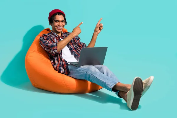 기사보기 재미있는 남자가 모자를 공간에서 노트북을 공간에서 작업하는 담황색 배경에서 — 스톡 사진