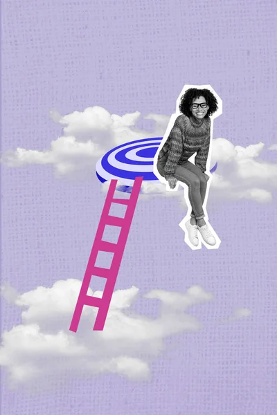黑白色女孩爬梯子的垂直拼图坐在靶子云天上 与紫色图画背景隔离 — 图库照片