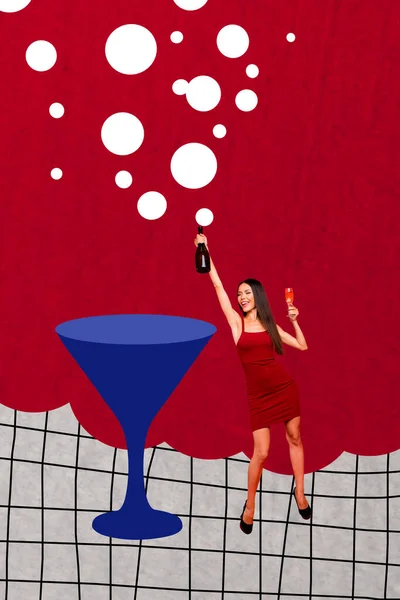 Вертикальне Колажне Зображення Міні Збудженої Дівчини Тримає Пляшку Шампанського Величезним — стокове фото