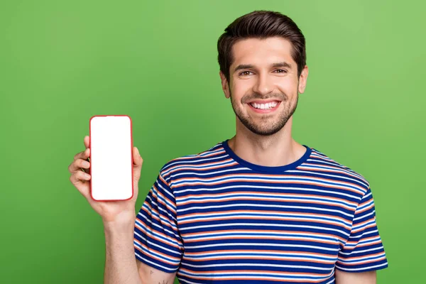 Photo Young Smiling Student Guy Advertiser Holding Smartphone Samsung Gadget — Stock Photo, Image