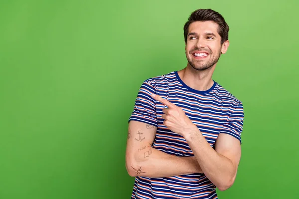 남자가 티셔츠를 배경에 고립된 놀라운 서비스 광고를 — 스톡 사진