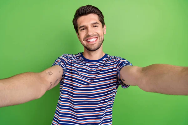 Selfie Foto Van Vriendelijke Jonge Blogger Man Dragen Stijlvolle Shirt — Stockfoto