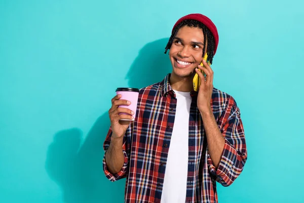 Foto Portret Van Aantrekkelijke Jonge Man Talk Telefoon Hold Gadget — Stockfoto