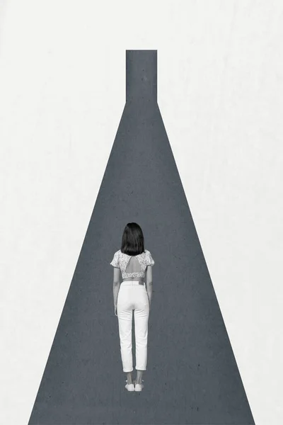 コラージュ作品思慮深い女性の最小限の画像が一つの方法で見て立って孤立した白い色の背景 — ストック写真