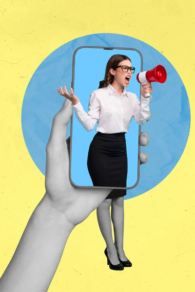 高校学生3D形象海报 在电话展示会上 一个咄咄逼人的疯狂女人拿着牛角尖叫着 呼喊着孤立的复古背景 — 图库照片
