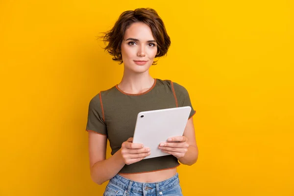 Retrato Mujer Alegre Bastante Encantadora Usar Tableta Superior Color Caqui —  Fotos de Stock