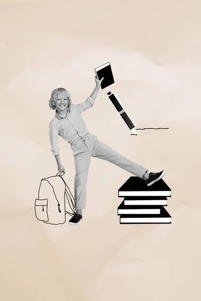 Okul Çantasındaki Alışveriş Teklifinden Kitap Kalemi Alan Mutlu Okul Çocuğu — Stok fotoğraf