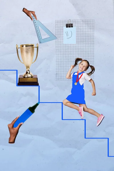 垂直创意图解拼图爬升达到目标成就金高脚杯女学生奖蓝色背景隔离 — 图库照片