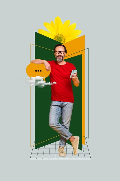 Imagem Colagem Vertical Homem Alegre Segurar Telefone Inteligente Diálogo Bolha — Fotografia de Stock