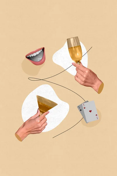 コラージュ垂直広告カジノゲームの手はベージュの背景に隔離されたマティーニウイスキーシャンパン口のカードの組み合わせを応援 — ストック写真